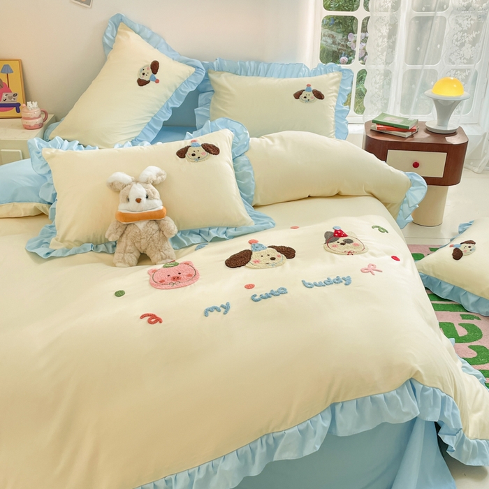 91家纺网 家纺一手货源 找家纺 易禾家纺 2024新款专板花型亲肤水洗棉毛巾绣花边四件套-小伙伴 小伙伴-奶黄蓝