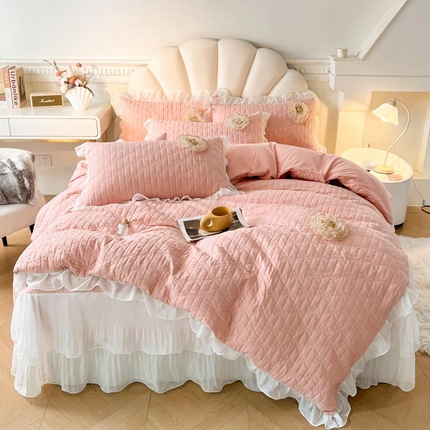 91家纺网 家纺一手货源 找家纺 （总）恋尚 2025新款蜜桃棉绗缝加厚立体蕾丝花床笠式床裙四件套-奶芙系列