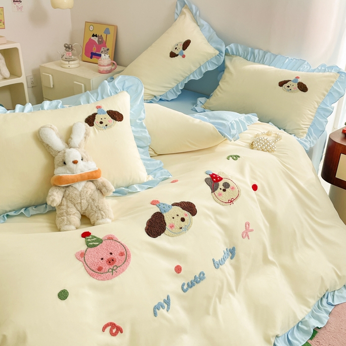 91家纺网 家纺一手货源 找家纺 易禾家纺 2024新款专板花型亲肤水洗棉毛巾绣花边四件套-小伙伴 小伙伴-奶黄蓝