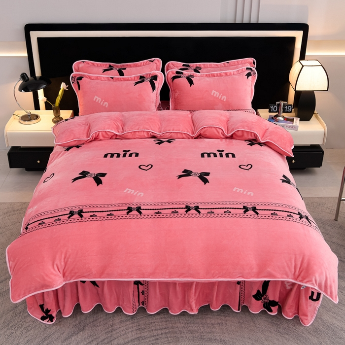 91家纺网 家纺一手货源 找家纺 千嘻汇 2025新款7斤牛奶绒金貂法莱绒床裙款保暖绒四件套 情意绵绵