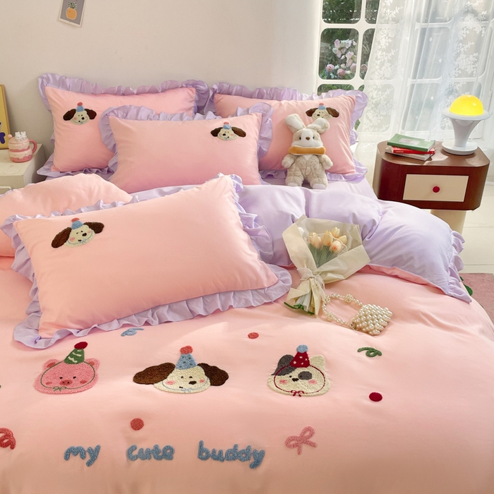 91家纺网 家纺一手货源 找家纺 易禾家纺 2024新款专板花型亲肤水洗棉毛巾绣花边四件套-小伙伴 小伙伴-粉紫