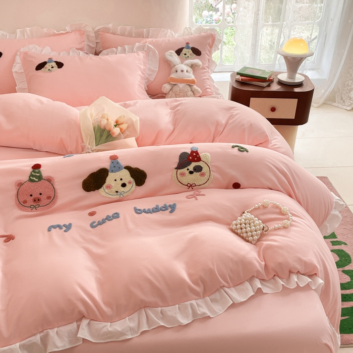 91家纺网 家纺一手货源 找家纺 易禾家纺 2024新款专板花型亲肤水洗棉毛巾绣花边四件套-小伙伴 小伙伴-粉