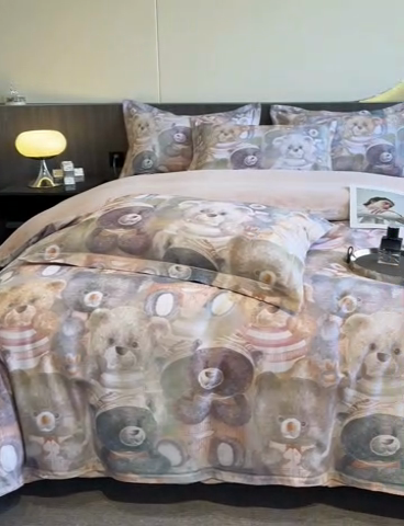 91家纺网 家纺一手货源 找家纺 格里芬家纺 2025新款花卉系列全棉加厚磨毛数码印花四件套（控价劵后标准208起） 梦幻熊熊-桔