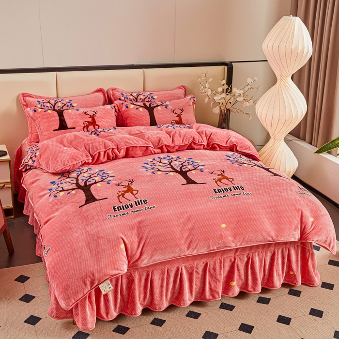 91家纺网 家纺一手货源 找家纺 博兰蒂 2025新款床裙款高克重牛奶绒印花四件套 发财鹿