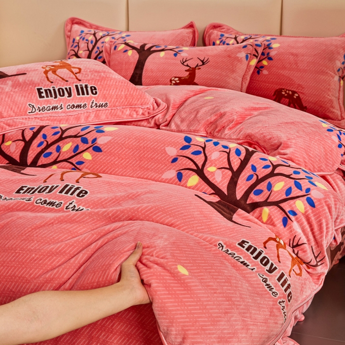 91家纺网 家纺一手货源 找家纺 博兰蒂 2025新款床裙款高克重牛奶绒印花四件套 发财鹿