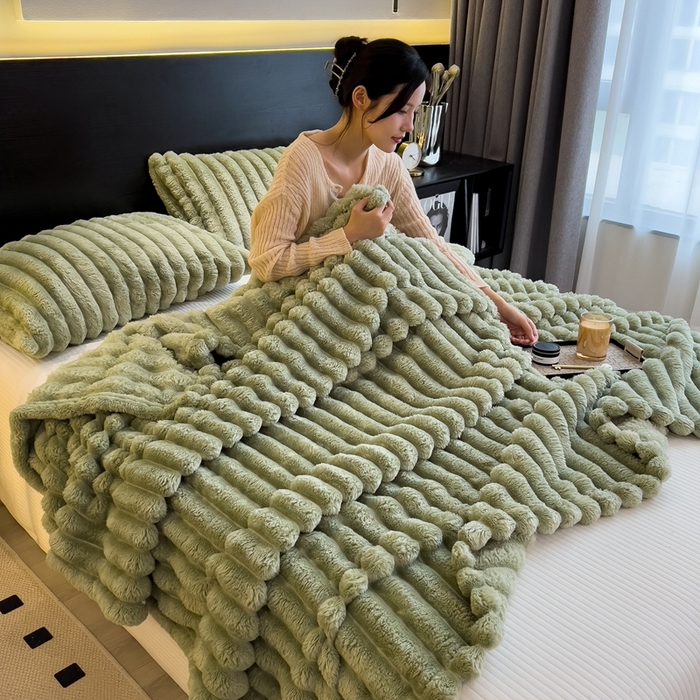 91家纺网 家纺一手货源 找家纺 欧邦 新款兔兔绒抽条单层毯 绿茶