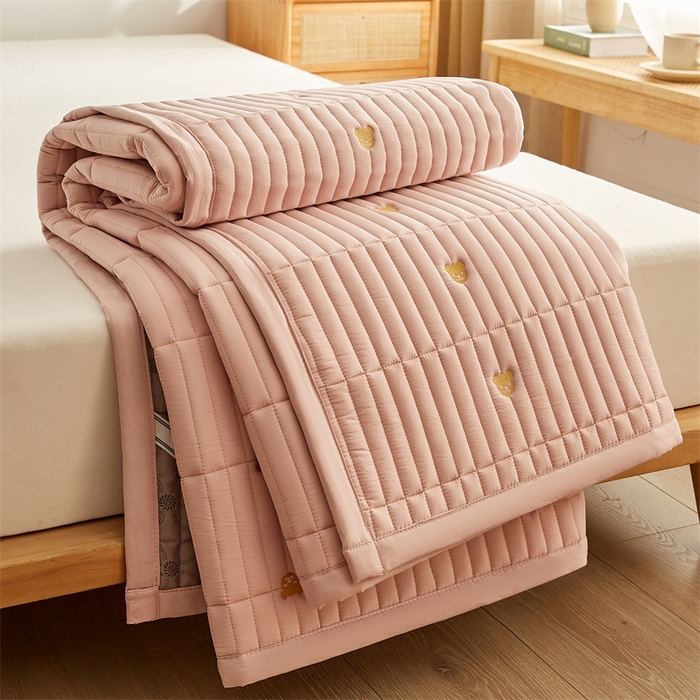 91家纺网 家纺一手货源 找家纺 叠派家纺 2024新款水洗棉刺绣床护垫 小熊-嫩粉