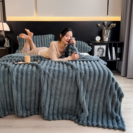 91家纺网 家纺一手货源 找家纺 欧邦 新款兔兔绒抽条单层毯 深灰