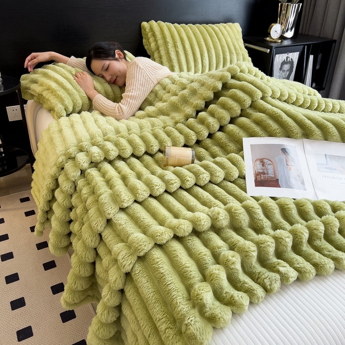 91家纺网 家纺一手货源 找家纺 欧邦 新款兔兔绒抽条单层毯 宫廷绿