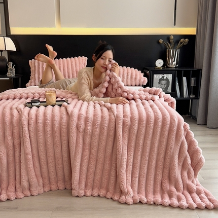 91家纺网 家纺一手货源 找家纺 欧邦 新款兔兔绒抽条单层毯 豆沙粉