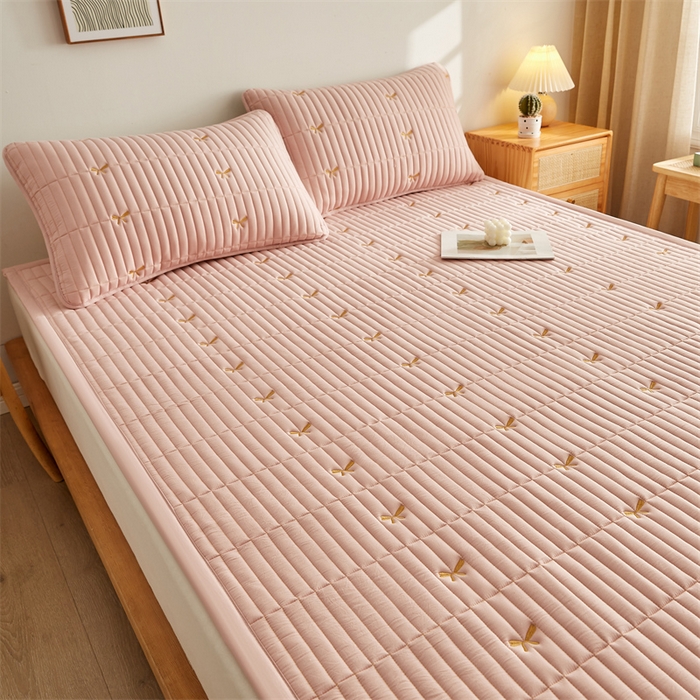 91家纺网 家纺一手货源 找家纺 叠派家纺 2024新款水洗棉刺绣床护垫 蝴蝶-嫩粉