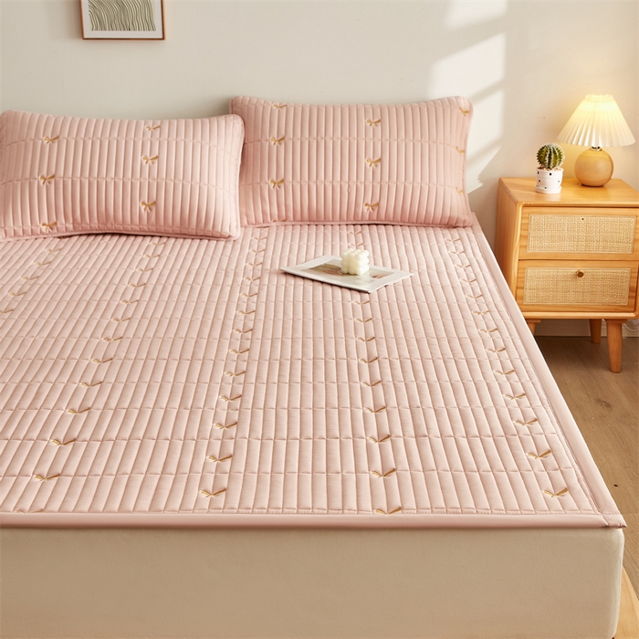 91家纺网 家纺一手货源 找家纺 叠派家纺 2024新款水洗棉刺绣床护垫 蝴蝶-嫩粉