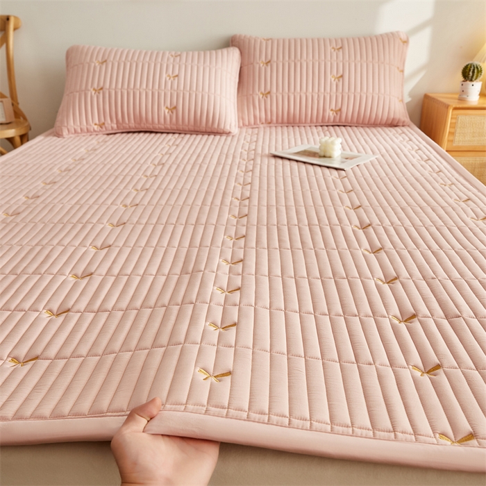 91家纺网 家纺一手货源 找家纺 叠派家纺 2024新款水洗棉刺绣床护垫 蝴蝶-嫩粉