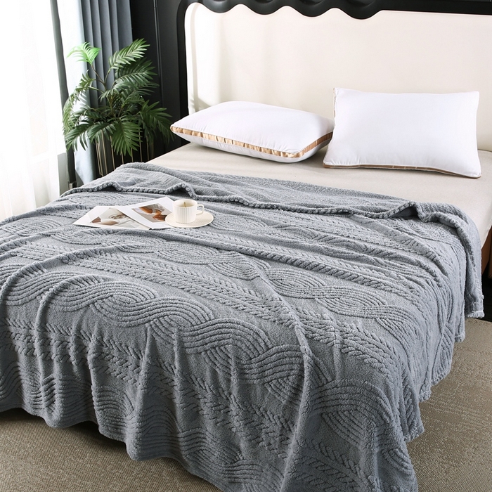 91家纺网 家纺一手货源 找家纺 巴木赫 2024新款8字塔芙绒毯子毛毯 雾蓝