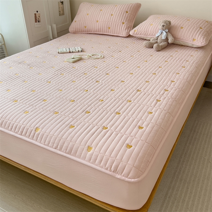 91家纺网 家纺一手货源 找家纺 叠派家纺 2024新款水洗棉刺绣夹棉床笠 小熊-嫩粉