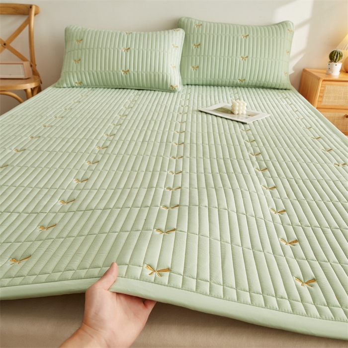 91家纺网 家纺一手货源 找家纺 叠派家纺 2024新款水洗棉刺绣床护垫 蝴蝶-果绿