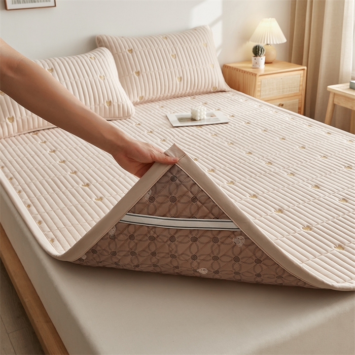 91家纺网 家纺一手货源 找家纺 叠派家纺 2024新款水洗棉刺绣床护垫 小熊-卡其