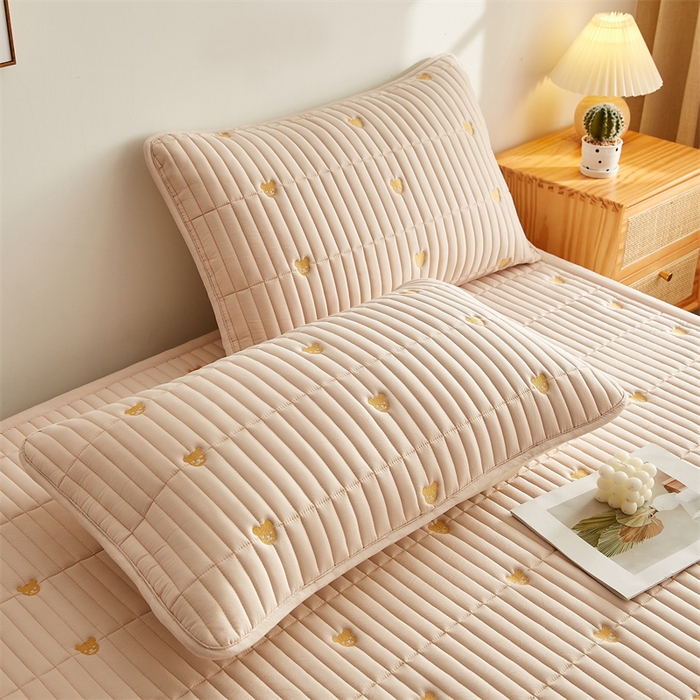 91家纺网 家纺一手货源 找家纺 叠派家纺 2024新款水洗棉刺绣床护垫 小熊-卡其