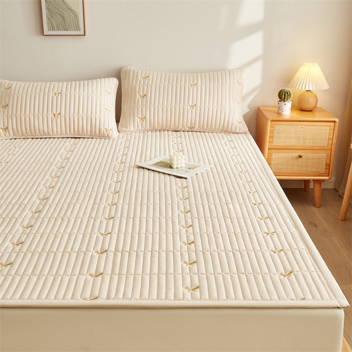 91家纺网 家纺一手货源 找家纺 叠派家纺 2024新款水洗棉刺绣床护垫 蝴蝶-卡其