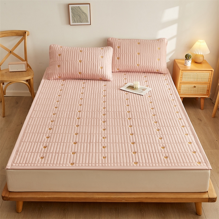 91家纺网 家纺一手货源 找家纺 叠派家纺 2024新款水洗棉刺绣床护垫 小熊-嫩粉