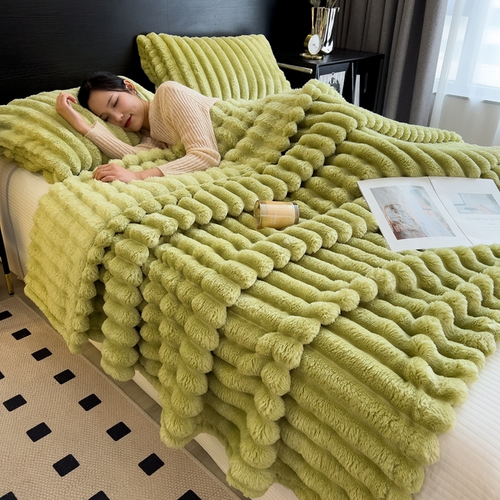 91家纺网 家纺一手货源 找家纺 欧邦 新款兔兔绒抽条单层毯 宫廷绿