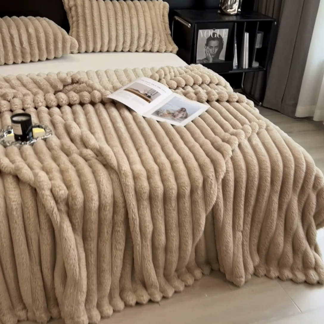 91家纺网 家纺一手货源 找家纺 欧邦 新款兔兔绒抽条单层毯 中灰