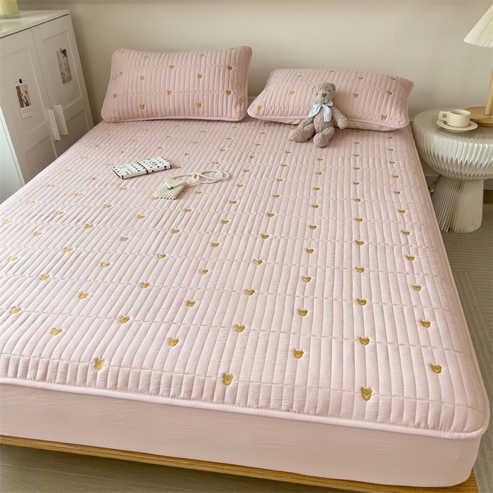 91家纺网 家纺一手货源 找家纺 叠派家纺 2024新款水洗棉刺绣夹棉床笠 小熊-嫩粉