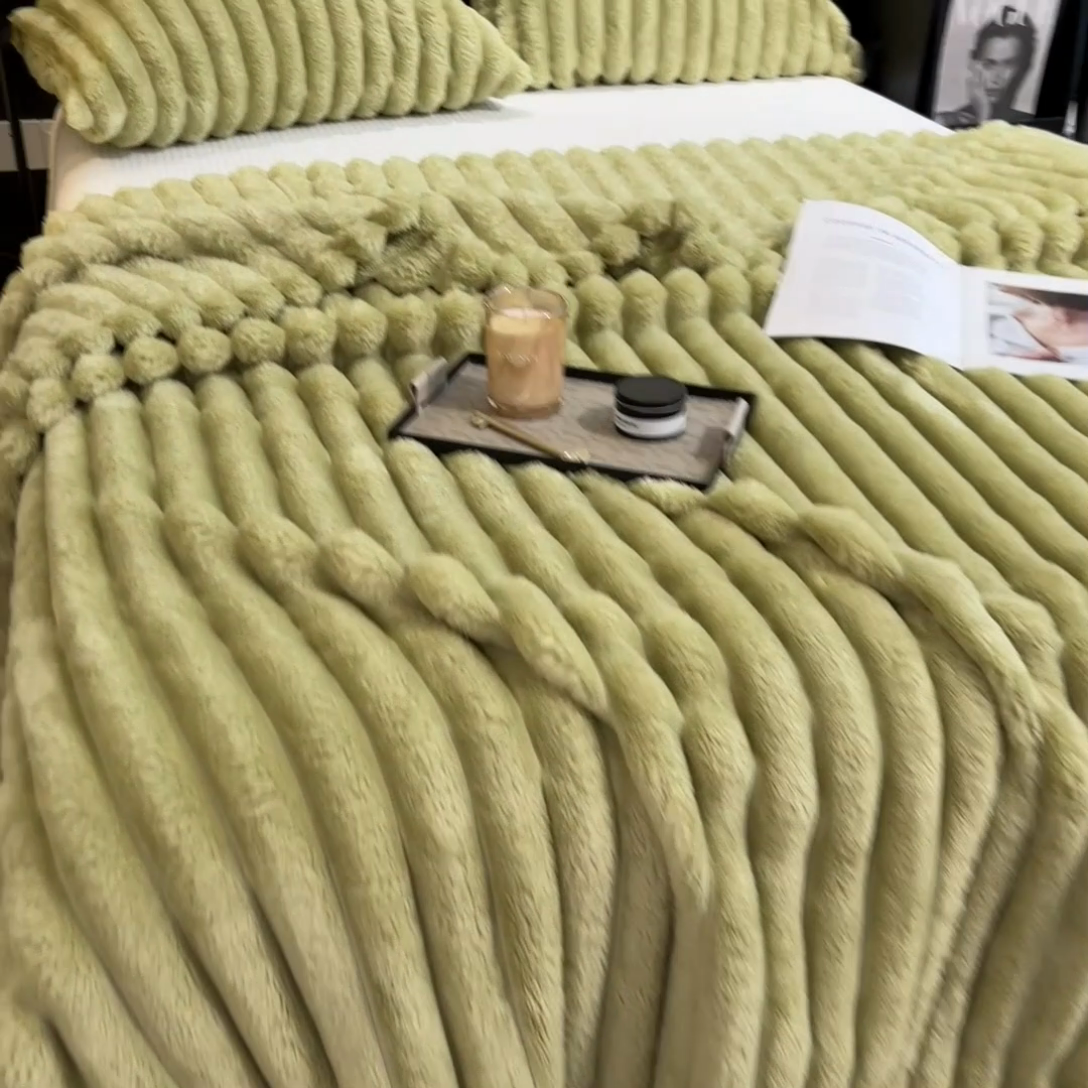 91家纺网 家纺一手货源 找家纺 欧邦 新款兔兔绒抽条单层毯 宫廷绿