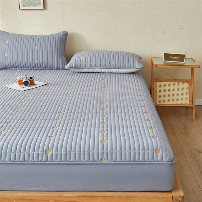 91家纺网 家纺一手货源 找家纺 叠派家纺 2024新款水洗棉刺绣夹棉床笠 小熊-蓝灰