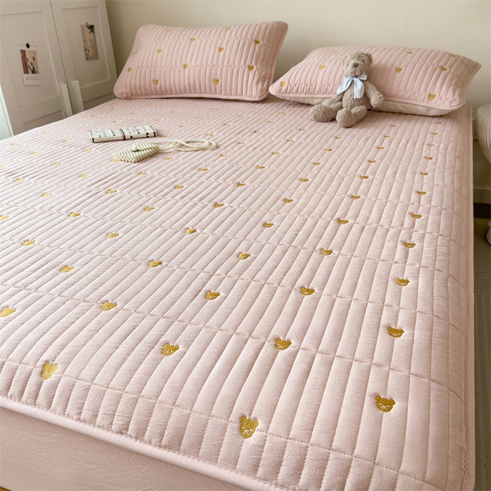 91家纺网 家纺一手货源 找家纺 叠派家纺 2024新款水洗棉刺绣夹棉床笠 小熊-嫩粉