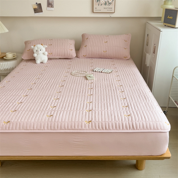 91家纺网 家纺一手货源 找家纺 叠派家纺 2024新款水洗棉刺绣夹棉床笠 蝴蝶结-嫩粉