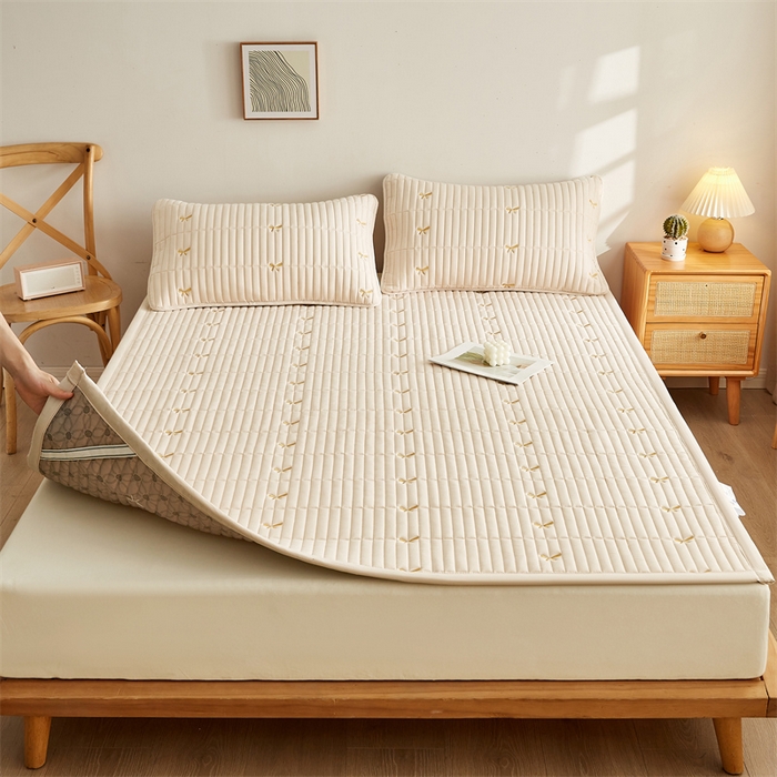 91家纺网 家纺一手货源 找家纺 叠派家纺 2024新款水洗棉刺绣床护垫 蝴蝶-卡其