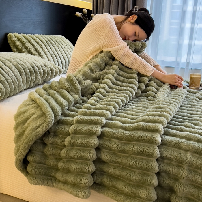 91家纺网 家纺一手货源 找家纺 欧邦 新款兔兔绒抽条单层毯 绿茶