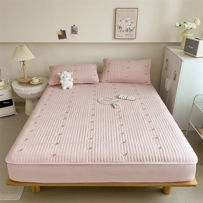 91家纺网 家纺一手货源 找家纺 叠派家纺 2024新款水洗棉刺绣夹棉床笠 蝴蝶结-嫩粉