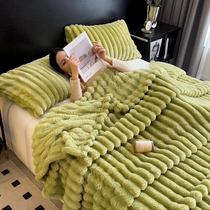 91家纺网 家纺一手货源 找家纺 欧邦 新款兔兔绒抽条单层毯 宫廷绿