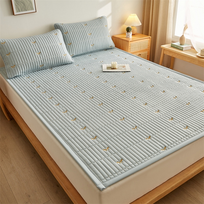 91家纺网 家纺一手货源 找家纺 叠派家纺 2024新款水洗棉刺绣床护垫 蝴蝶-浅蓝