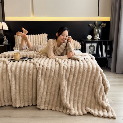91家纺网 家纺一手货源 找家纺 欧邦 新款兔兔绒抽条单层毯 卡其