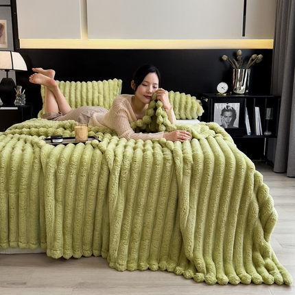 91家纺网 家纺一手货源 找家纺 欧邦 新款兔兔绒抽条单层毯 宫廷绿