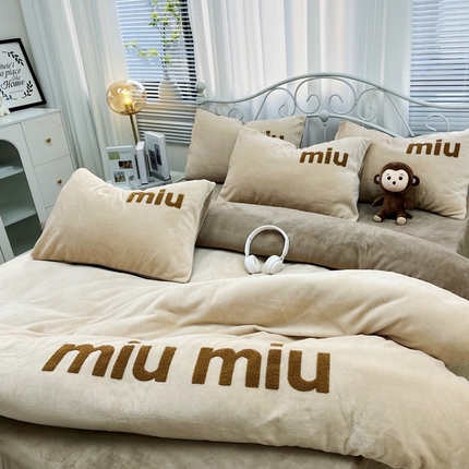 逸林家纺《原希尔顿逸林》 2024新款牛奶绒毛巾绣四件套加厚立体卡通牛奶绒四件套 字母-浅咖深咖