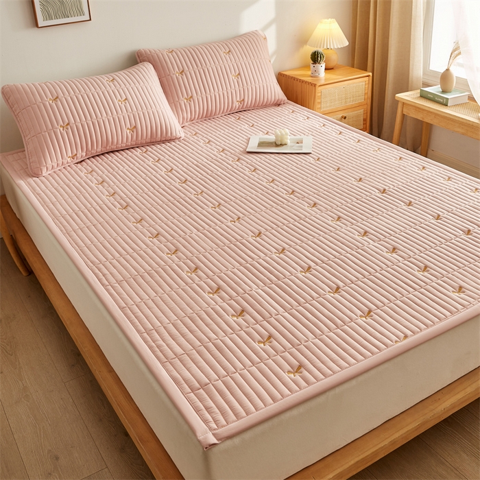 91家纺网 家纺一手货源 找家纺 叠派家纺 2024新款水洗棉刺绣床护垫 蝴蝶-嫩粉