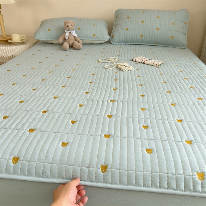 91家纺网 家纺一手货源 找家纺 叠派家纺 2024新款水洗棉刺绣夹棉床笠 小熊-浅蓝