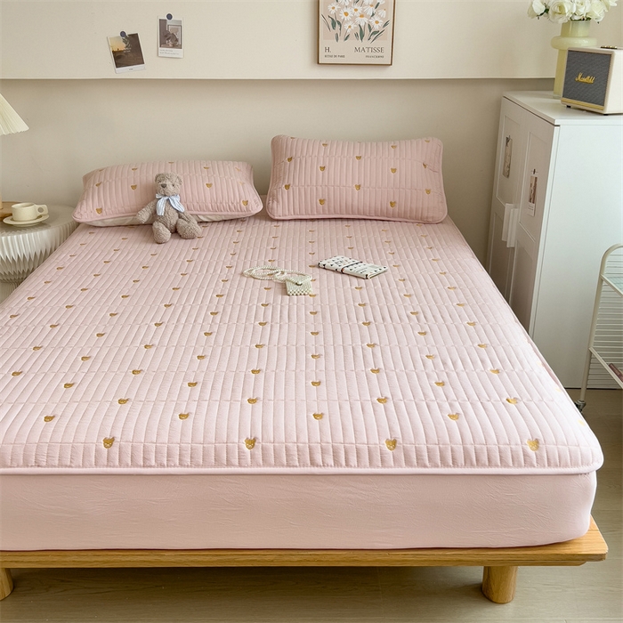 91家纺网 家纺一手货源 找家纺 叠派家纺 2024新款水洗棉刺绣夹棉床笠 小熊-嫩粉