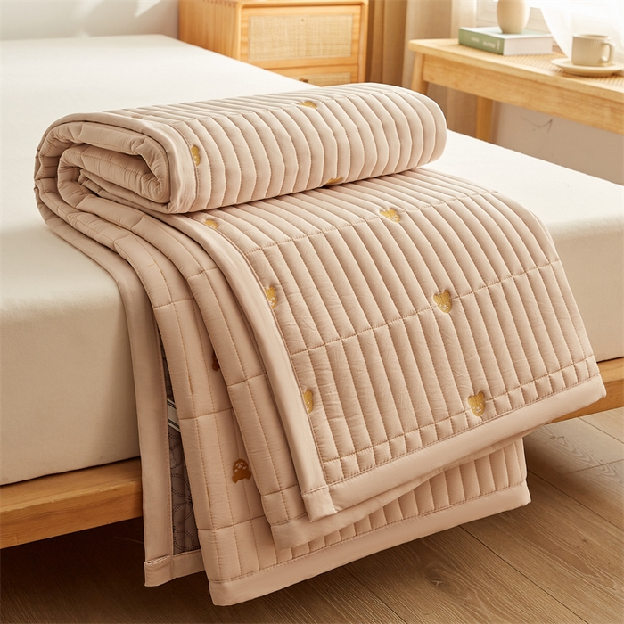 91家纺网 家纺一手货源 找家纺 叠派家纺 2024新款水洗棉刺绣床护垫 小熊-卡其