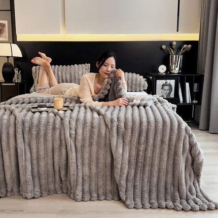 91家纺网 家纺一手货源 找家纺 欧邦 新款兔兔绒抽条单层毯 中灰