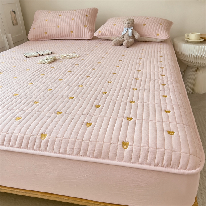 91家纺网 家纺一手货源 找家纺 叠派家纺 2024新款水洗棉刺绣夹棉床笠 小熊-嫩粉