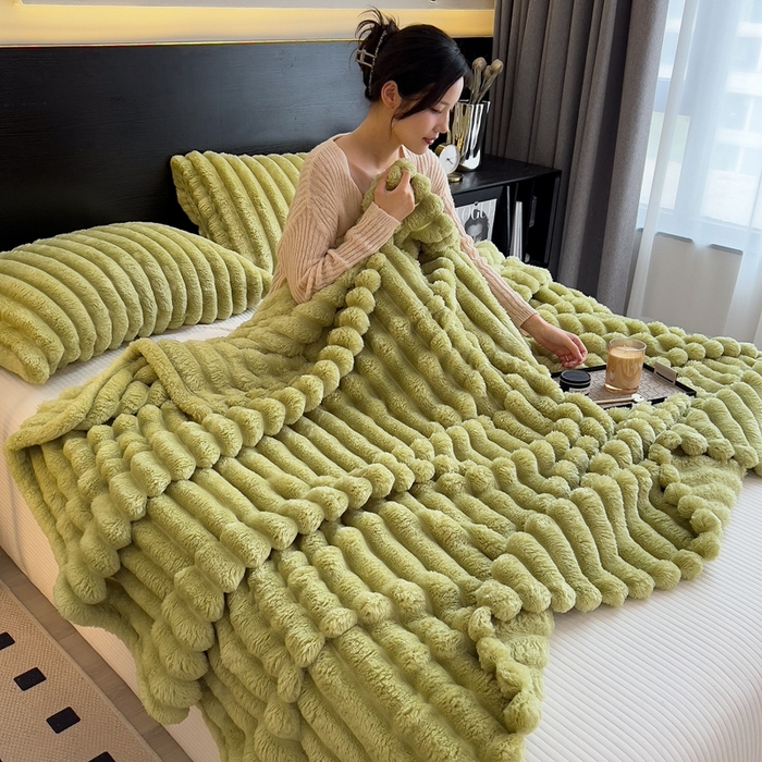 91家纺网 家纺一手货源 找家纺 欧邦 新款兔兔绒抽条单层毯 宫廷绿