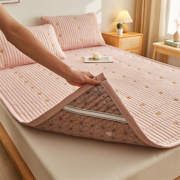 91家纺网 家纺一手货源 找家纺 叠派家纺 2024新款水洗棉刺绣床护垫 小熊-嫩粉