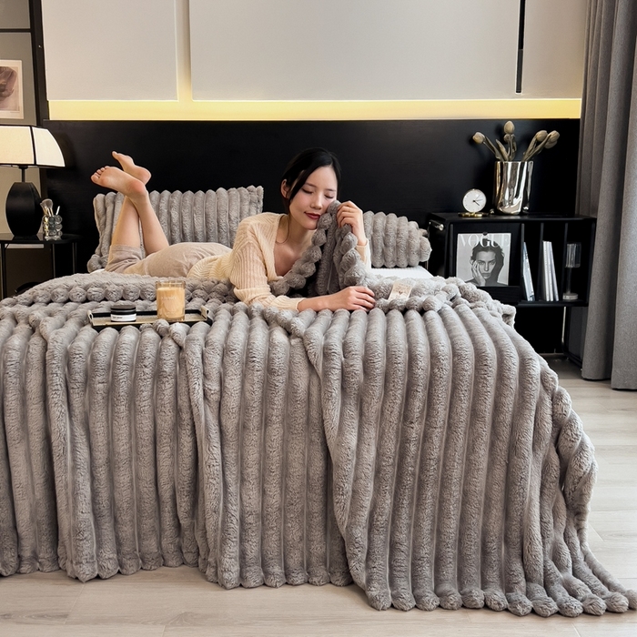 91家纺网 家纺一手货源 找家纺 欧邦 新款兔兔绒抽条单层毯 中灰