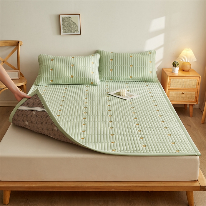 91家纺网 家纺一手货源 找家纺 叠派家纺 2024新款水洗棉刺绣床护垫 小熊-果绿