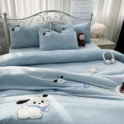 91家纺网 家纺一手货源 找家纺 逸林家纺《原希尔顿逸林》 2024新款牛奶绒毛巾绣四件套加厚立体卡通牛奶绒四件套 小奶狗-蓝